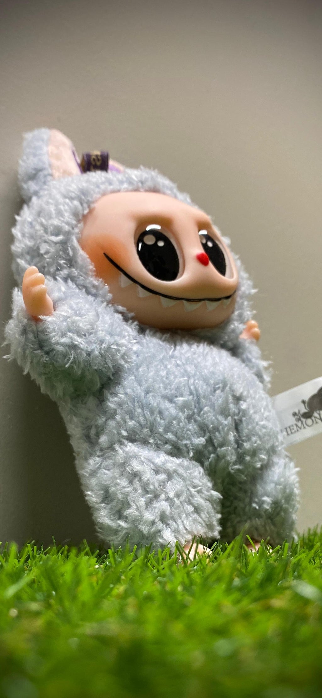 llavero labubu (gris)