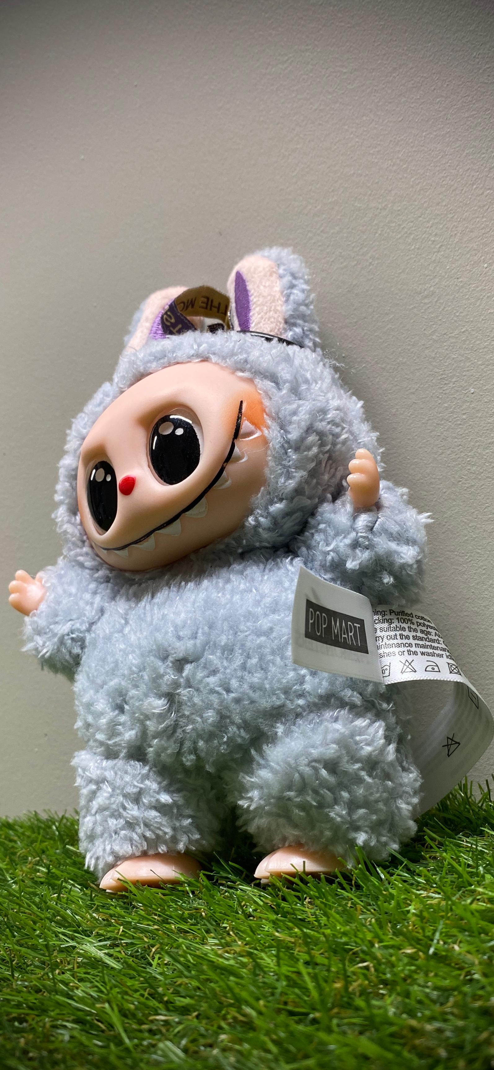 llavero labubu (gris)