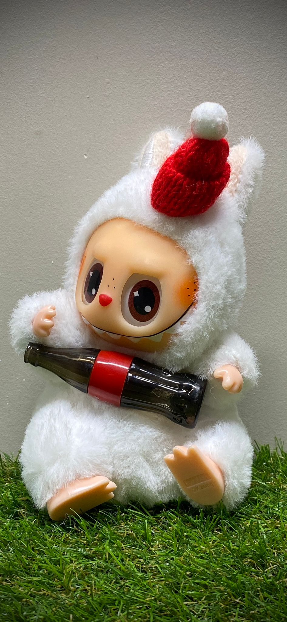 llavero labubu (blanco coca-cola)