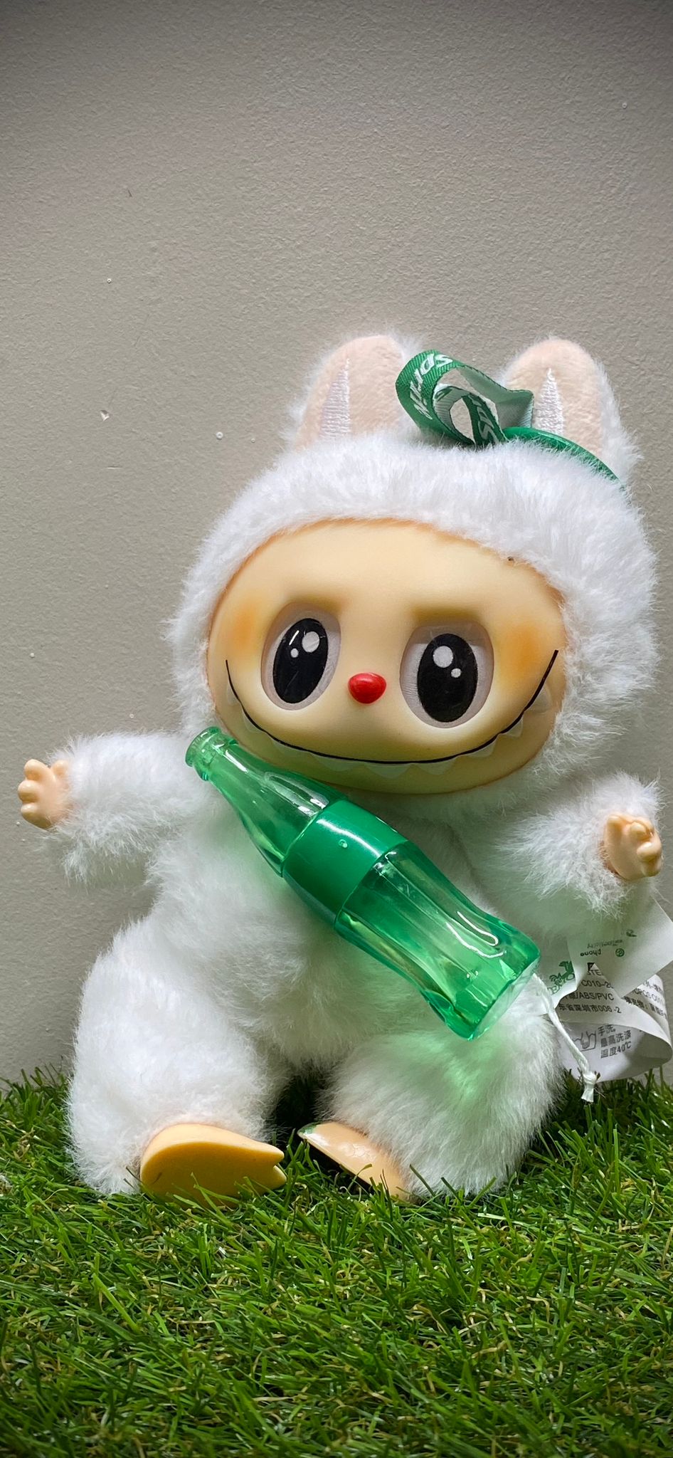 llavero labubu (blanco sprite)