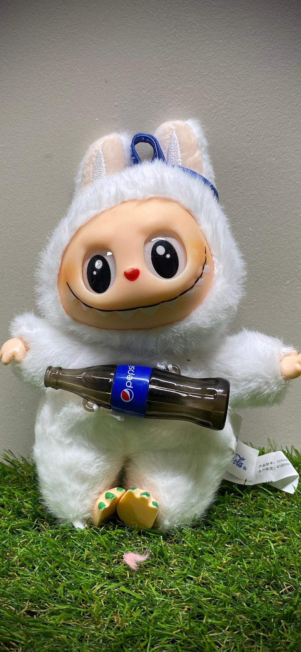 llavero labubu (blanco pepsi)