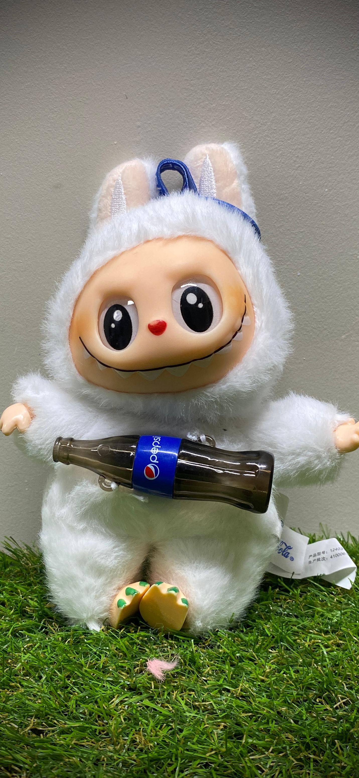 llavero labubu (blanco pepsi)