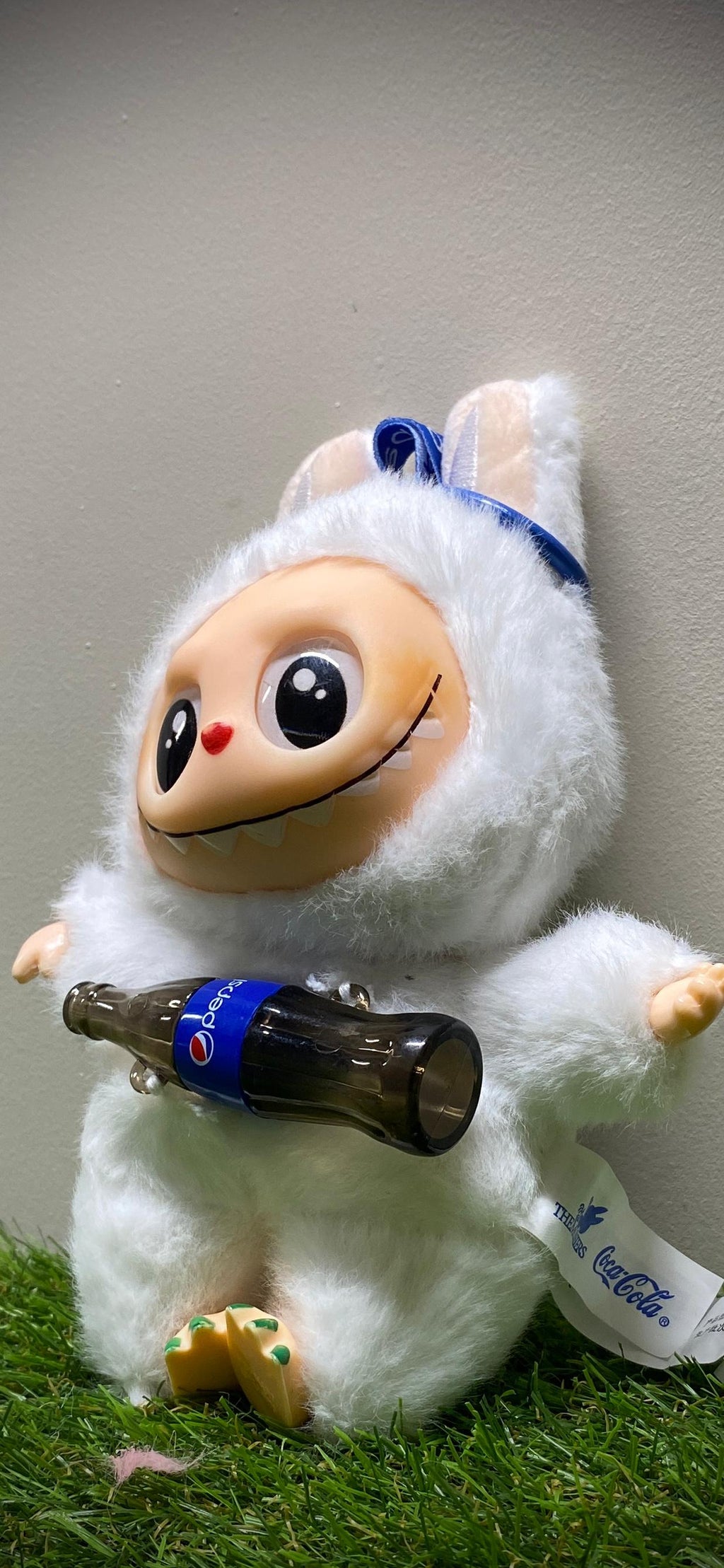 llavero labubu (blanco pepsi)