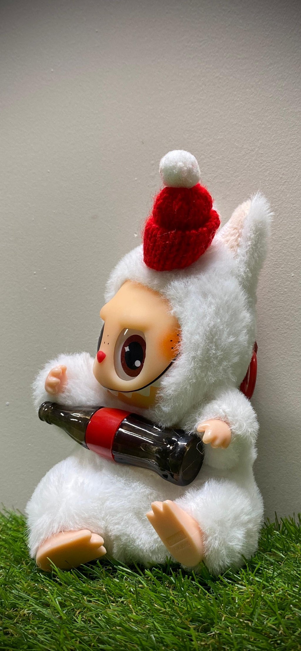 llavero labubu (blanco coca-cola)