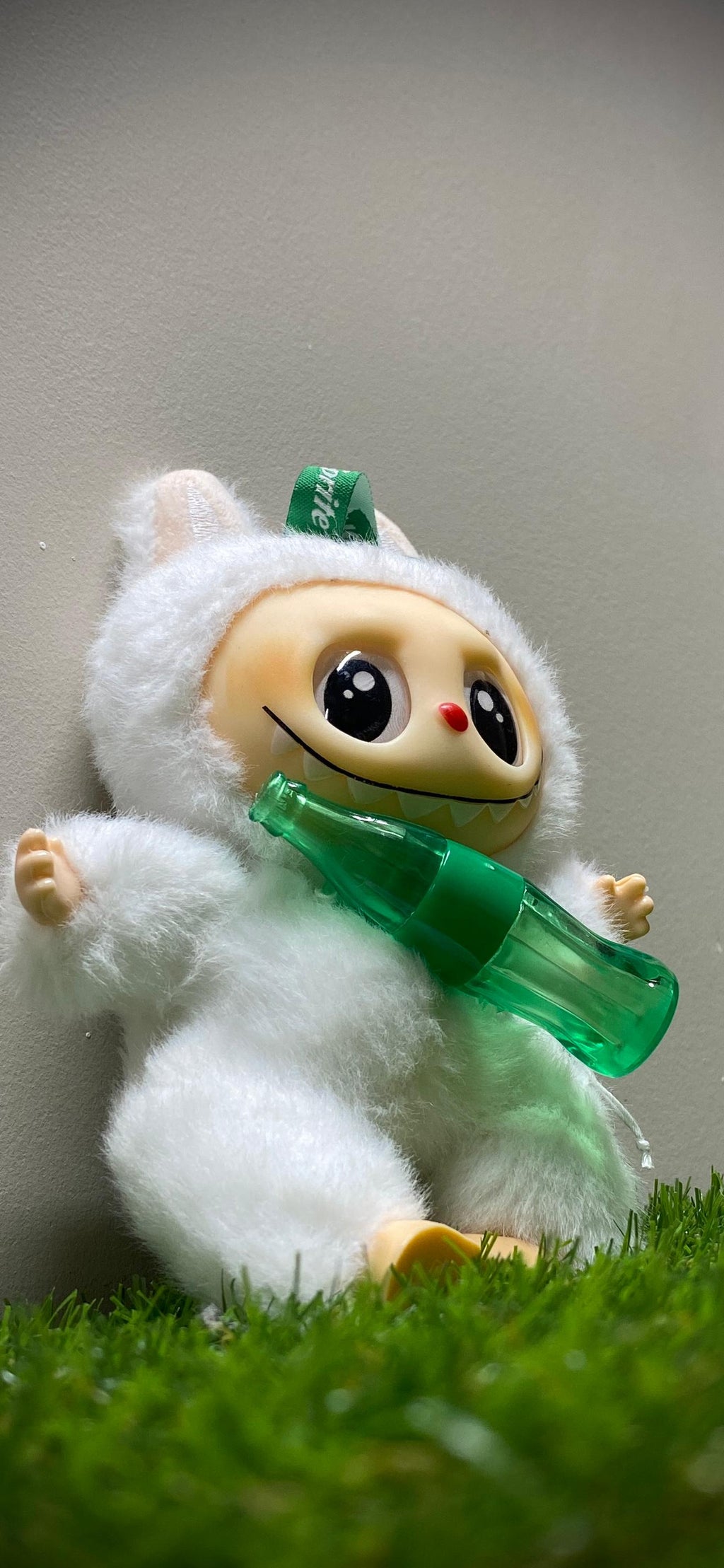 llavero labubu (blanco sprite)